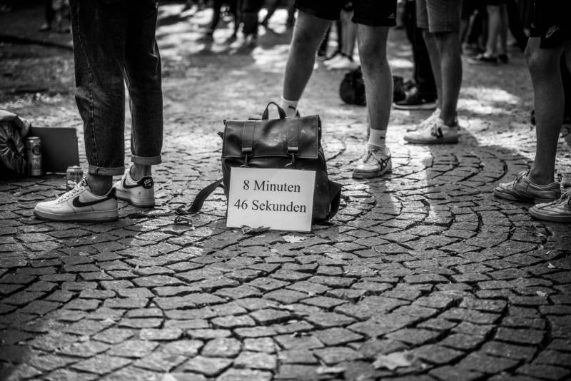 München, 03.06.2020 | Mahnwache am Rotkruezplatz für die Opfer rassistischer Polizeigewalt.
Schild mit der Aufschrift: "8 Minuten 46 Sekunden"