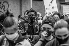 München 6.6.2020 | Die meist jungen Menschen warten vor der Polizeiabsperrung und hoffen, dass sie doch ncoh auf den Platz gelassen werden. Polizei wie auch Demonstranten verhalten sich ruhig.
Am Samstag Nachmittag versammeln sich nach offiziellen Angaben 25.000 Demonstranten und Demonstrantinnen auf dem Königsplatz. Aufgerufen wurde zu einem "Silent Protest" unter dem Moto "Sag nein zu Rassismus" und zum Gedenken an den ermordeten Schwarzen George Floyd durch einen Polizisten in den USA. Die Demonstration wurde angemeldet für 200 Personen. Schon eine Stunde vor Veranstaltungsbegin riegelte die Polizei alle Zugangsstraßen ab und ließen keine Personen mehr auf den Platz.  Da der Zustrom an Demonstranten nicht abriss entschied sich die Polizei gegen 15:00 Uhr die Sperren zu Öffnen und die Demonstranten auf den Königsplatz zu lassen. 
Auf Grund des großen Andranges war es nicht immer möglich den geforderten Mindestabstand einzuhalten. Die allermeisten Demonstran:Innen trugen jedoch Schutzmasken. Die Veranstalter wiesen während der Veranstaltung immer wieder dazu auf, den Abstand von 1,5 m einzuhalten.
Die Veranstaltung verlief friedlich.
(Foto: Thomas Vonier | altoPress)