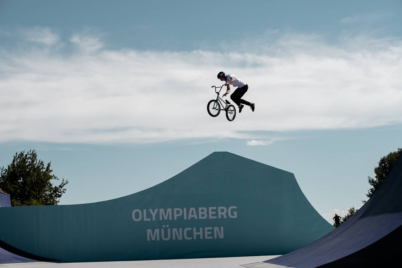 Pressekonferenz mit Joachim Hermann auf dem Olympiaberg zur Eröffnung der European Championship in München. Im Hintergrund üben die BMX Athleten.