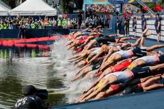 TRIATHLON - EINZELRENNEN MÄNNER bei den European Championships.
Start am Olympiasee. Die Männer spingen ins Wasser.