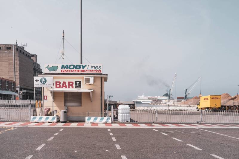 Familienurlaub auf Korsika an Pfingsten 2019 - Warten am Hafen von Ivorno auf die Fähre. Es ist sehr heiß. Auf dem Parkplatz treffen wir Marc und Steffanie Aufmuth mit den Kindern. (Foto: Thomas Vonier - Juni 2019)