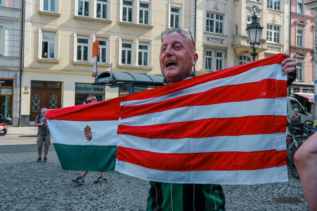 Fußballfan mit Fahne. Ungarische Fußballfans treffen sich am Wienerplatz in München. Unter den meist friedlcihen Fans waren auch einige Ultras der Carpathian Brigade. (Foto: Thomas Vonier)