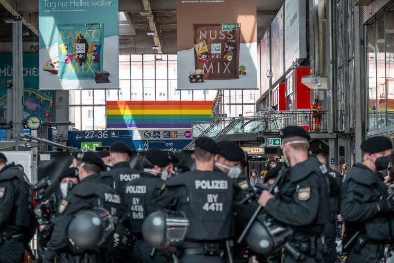 Ankunft Zug aus Budapest am Münchner Hauptbahnhof. Ein großes Polizeiaufgebot bereitet sich auf potentielle Hooligans vor. Es wird erwaretet, dass neben normalen Fußballfans auch eine Gruppe von radikalen Ultras dabei sein werden. (Foto: Thomas Vonier)