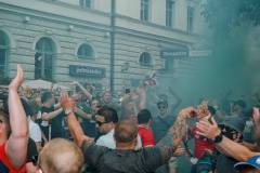 Ungarische Fußballfans treffen sich am Wienerplatz in München. Unter den meist friedlcihen Fans waren auch einige Ultras der Carpathian Brigade. Im Hintergrund werden Rauchkerzen gezündet. (Foto: Thomas Vonier)
