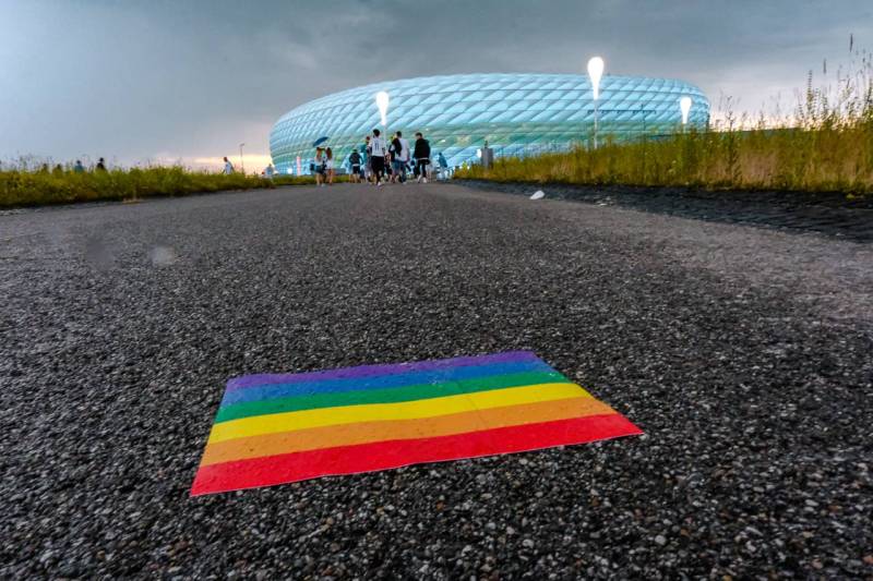 Vor dem EM Stadion. Vor dem EM-Stadion treffen die Fans ein. Es werden Regenbogenfahnen und Mundschutz in Regenbogenfarben verteilt.