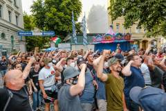 Ungarische Fußballfans treffen sich am Wienerplatz in München. Unter den meist friedlcihen Fans waren auch einige Ultras der Carpathian Brigade. (Foto: Thomas Vonier)