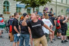 Einige Ungarnfans zeigen beleidigende Gesten gegenüber der Polizei. Ungarische Fußballfans treffen sich am Wienerplatz in München. Unter den meist friedlcihen Fans waren auch einige Ultras der Carpathian Brigade. (Foto: Thomas Vonier)
