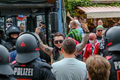 Die Ungarn Fans werden mit Bussen zur Arena gefahren. Ungarische Fußballfans treffen sich am Wienerplatz in München. Unter den meist friedlcihen Fans waren auch einige Ultras der Carpathian Brigade. (Foto: Thomas Vonier)