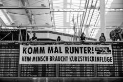 München Flughafen 16.8.2020 | Am Vormittag blockieren Aktivisten von Extinction Rebellion einen Teil des Zugangs zum Abflugterminal. Sie fordern die Einstellung von Kurzstreckenflügen. (Foto: Thomas Vonier)