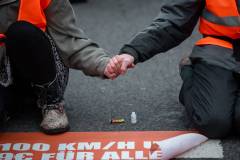 Letzte Generation blockiert am Stachus die Strasse. 9 Aktivist:innen sitzen auf der Straße. Die meisten haben sich mit Sekundenkleber festgeklebt. Die Aktion wurde am Freitag in einer Pressekonferenz angekündigt.