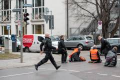 Vier Aktivisten der Letzten Generation versuchten sich in der Oettingenstr, zwischen Himbsel- und Seeaustr. auf die Straße zu kleben. Die Straße wird von vielen Einsatzwägen für die SIKO benutzt. Eine Streife die in der Nähe parkte konnte die Aktion verhindern. Die Aktivisten wurden von der Poizei mitgenommen.