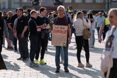 Rund 600 Menschen demonstrieren in München für die "Letzte Generation" als Reaktion auf die Razzia.
Die zuerst nicht angemeldete Demonstration durfte dann doch loslaufen. Rund 600 Menschen aller Altersklassen beitligten sich an dem Marsch und liefen im getragenem Tempo vom Marienplatz über das Isartor, vorbei an der Staatskanzlei zum Odeonsplatz. Der Marsch verlief schweigend, ohne Rufe. Die Plakate sprachen aber eine deutliche Sprache.