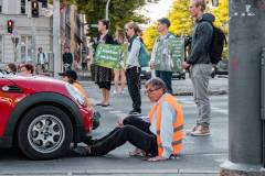 Sechs Aktivistinnen der Letzten Generation blockieren am Montag Morgen den Verkehr am Stiglmaierplatz in München. 4 der Teilnehmer kleben sich an der Straße fest.