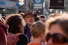 Rund 600 Menschen demonstrieren in München für die "Letzte Generation" als Reaktion auf die Razzia.
Die zuerst nicht angemeldete Demonstration durfte dann doch loslaufen. Rund 600 Menschen aller Altersklassen beitligten sich an dem Marsch und liefen im getragenem Tempo vom Marienplatz über das Isartor, vorbei an der Staatskanzlei zum Odeonsplatz. Der Marsch verlief schweigend, ohne Rufe. Die Plakate sprachen aber eine deutliche Sprache. - Auch Professor Harald Lesch nahm an der Demonstraton teil