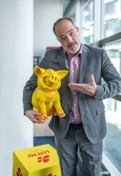 Martin Roth ist Referatsleiter & Vertriebsplanung/-verwaltung. Er hat ein gelbes Lotto-Schwein(Foto: Thomas Vonier 13. März 2019)