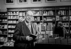 Denis Scheck, deutscher Literaturkritiker, Übersetzer und Journalist bei einem Portrait Fotoshooting in einer Buchhandlung in München.