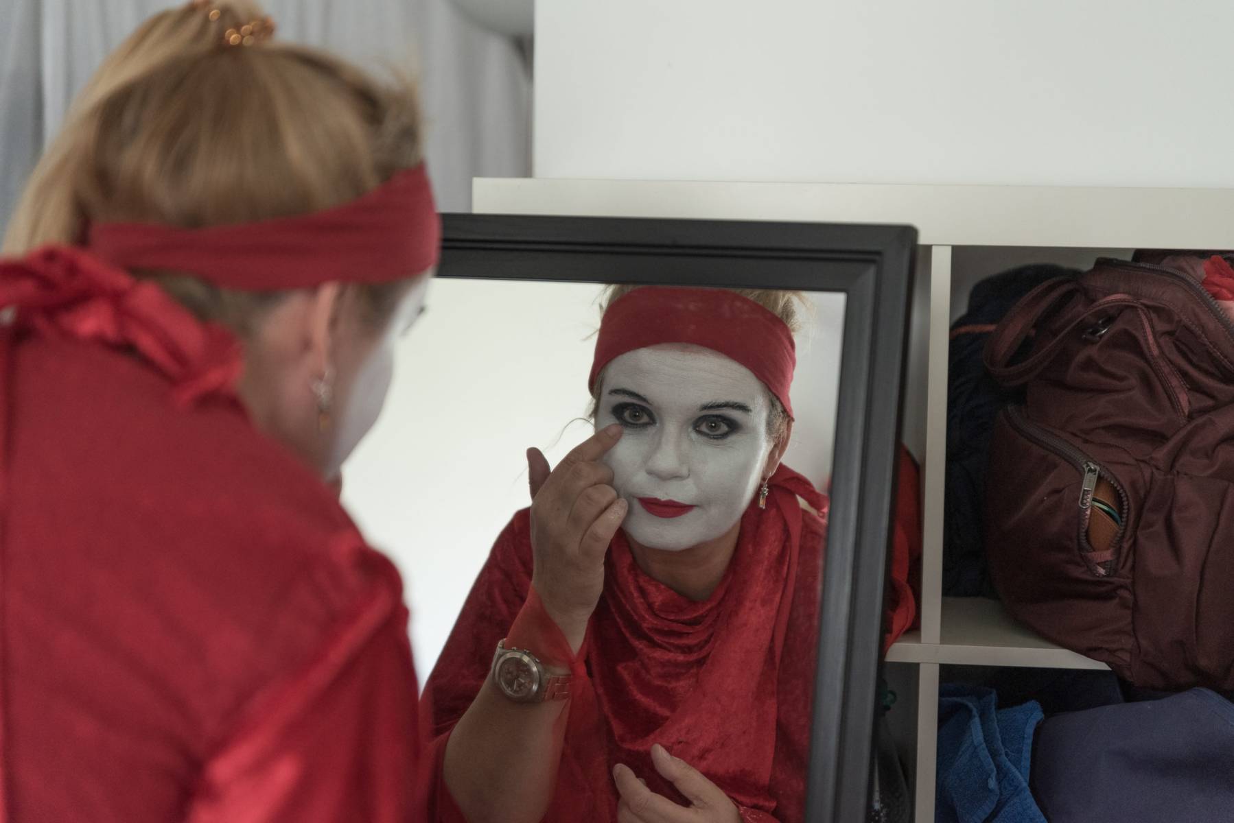 München 20. September 2019 - THE RED REBEL BRIGADE München - ist eine Kunstperformance der Extinction Rebellion München. 

Die Teilnehmer der Gruppe bereiten sich auf eine Auftritt auf den Straßen von München vor. 
Eine Aktivistin vor dem Spiegel kontrolliert das Makeup.
 (Foto: Thomas Vonier)