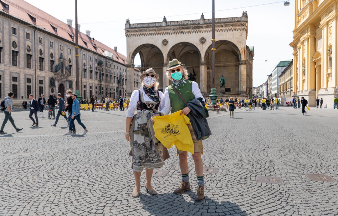 Tracht und Mundschutz