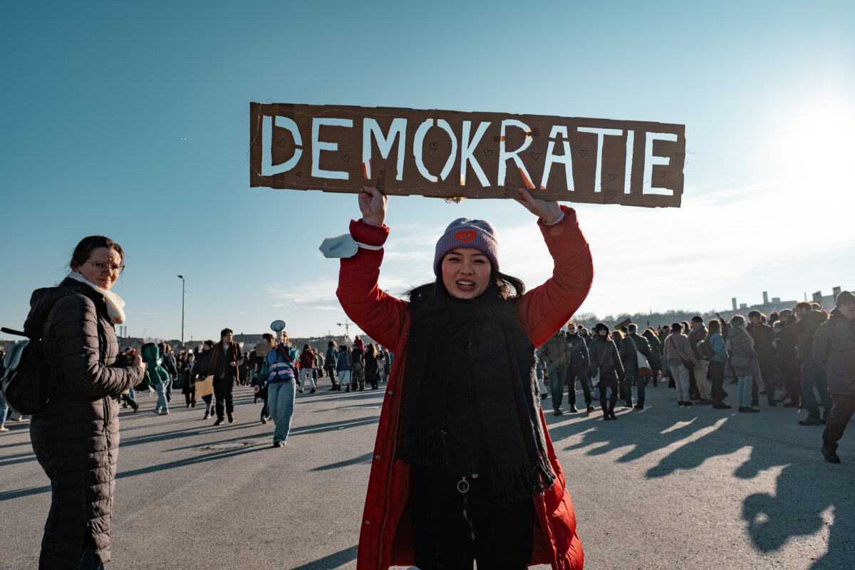 Teilnehmer:innen mit Schild 3